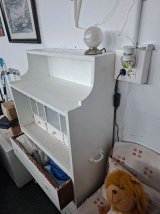 Mueble de madera maciza blanco antiguo