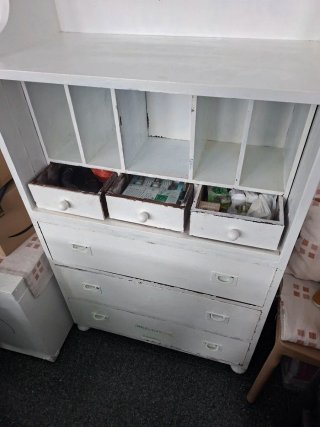 Mueble de madera maciza blanco antiguo