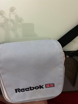 Bolso bandolera Reebok gris