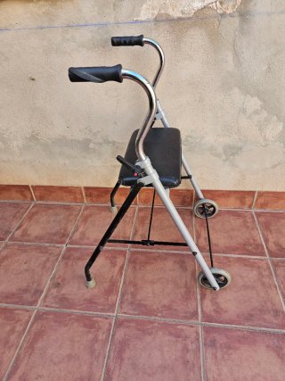 Andador para mayores con asiento