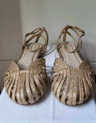 Sandalias Corina Doradas. Talla 38. SIN ESTRENAR.
