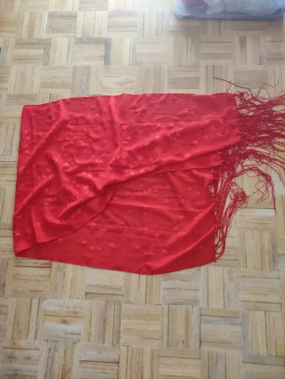 Chal rojo flecos