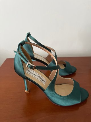 Bolso verde y zapatos dorados