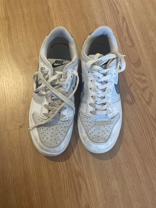 Zapatillas Nike grises y blancas T.37.5