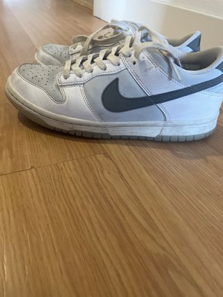 Zapatillas Nike grises y blancas T.37.5
