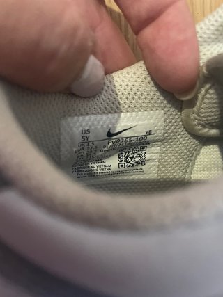 Zapatillas Nike grises y blancas T.37.5