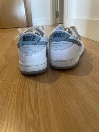 Zapatillas Nike grises y blancas T.37.5