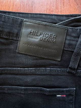 Lote de 2 camisas y 2 vaqueros Tommy Hilfiger