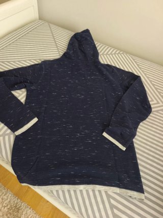 Sudadera Kiabi azul con detalles blancos Talla M