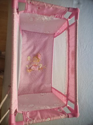 Cuna de juguete rosa