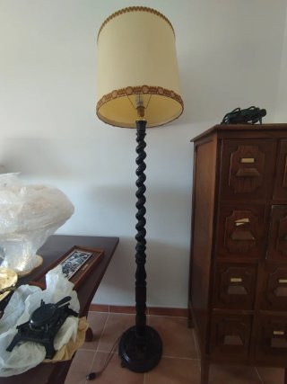 Lampada da terra vintage in legno e tessuto