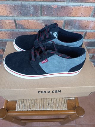 Zapatillas Circa Negras y Grises Nuevas