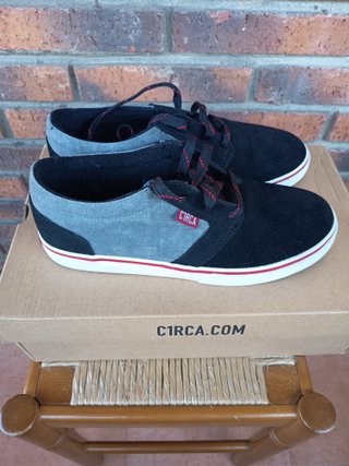 Zapatillas Circa Negras y Grises Nuevas