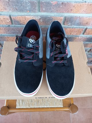 Zapatillas Circa Negras y Grises Nuevas