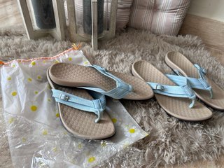 Sandalias Planas Beige y Azul talla 38 y talla 40