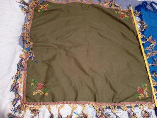 Pañuelo antiguo verde bordado con flecos