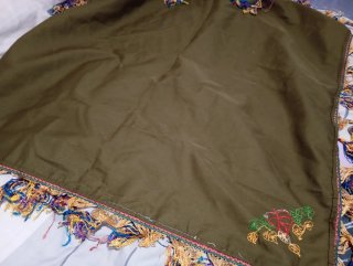 Pañuelo antiguo verde bordado con flecos