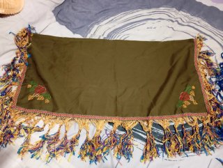 Pañuelo antiguo verde bordado con flecos