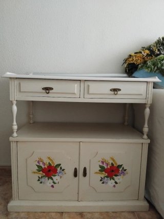 Mueble bajo de madera blanco con flores