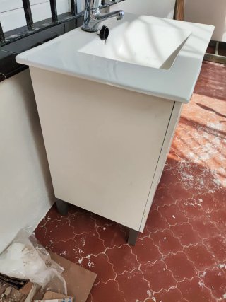 Mueble de baño lavabo blanco y plata