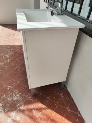Mueble de baño lavabo blanco y plata