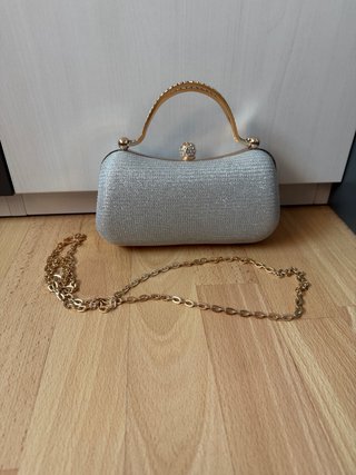 Bolso fiesta plateado brillante.