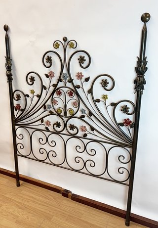 Cabecero de Hierro Forjado con Flores