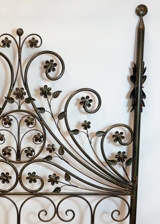 Cabecero de Hierro Forjado con Flores