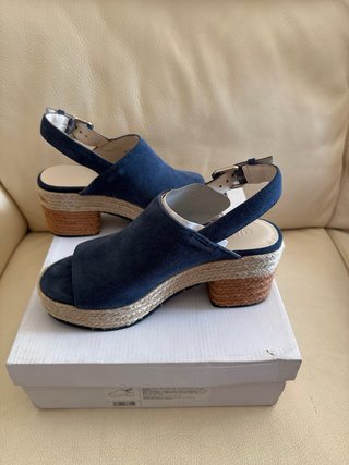 Sandalias cuña azul y marrón
