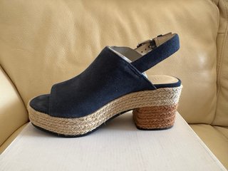 Sandalias cuña de piel y esparto Bimba  y Lola