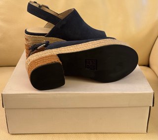Sandalias cuña de piel y esparto Bimba  y Lola