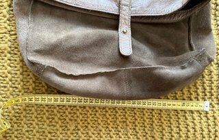 Bolso de ante y cuero gris.