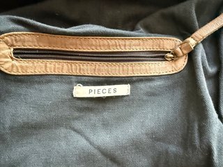 Bolso de ante y cuero gris.