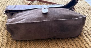 Bolso de ante y cuero gris.
