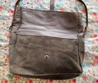Bolso de ante y cuero gris.