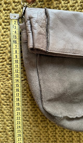 Bolso de ante y cuero gris.