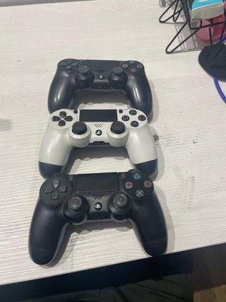 PS4 Blanca + 3 Mandos y 3 Juegos