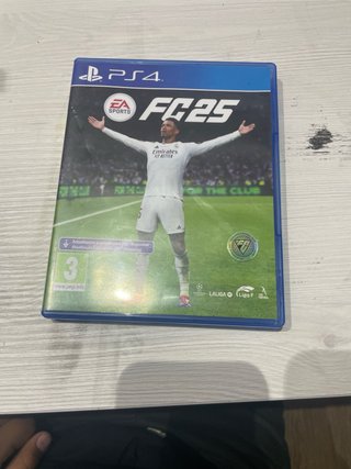 PS4 Blanca + 3 Mandos y 3 Juegos