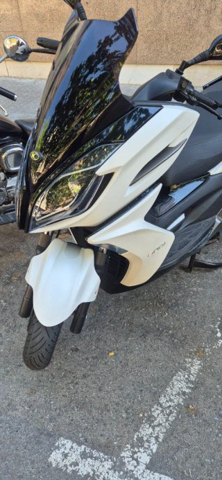 Kymco Maxi Scooter Blanca y Negra