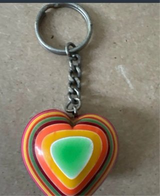 Colgante con imagen religiosa y llaveros varios