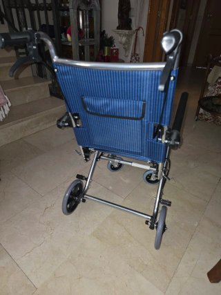 Sedia a rotelle per supporto a casa o in viaggio