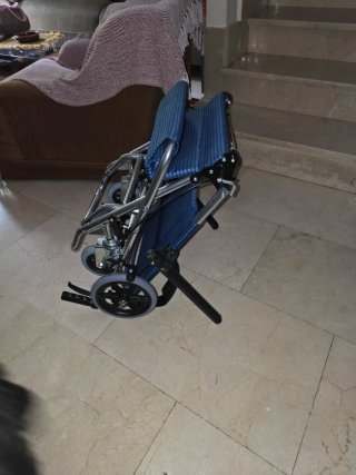 Sedia a rotelle per supporto a casa o in viaggio