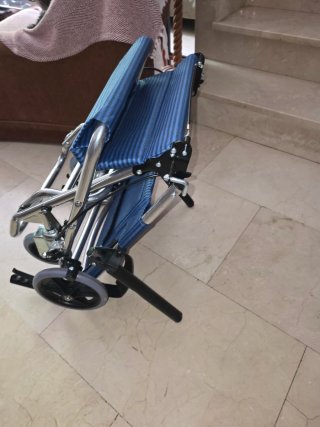 Sedia a rotelle per supporto a casa o in viaggio