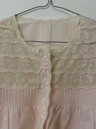 Elegante camisón rosa con encaje