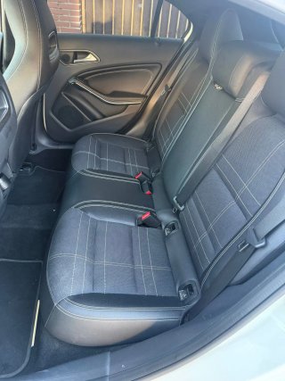 Se vende o cambio mercedes Benz  a 200d AMG line 7