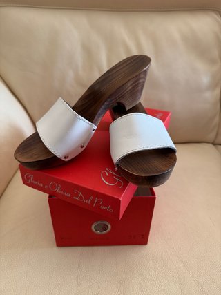 Sandalias blancas de piel tipo zueco. Talla 38