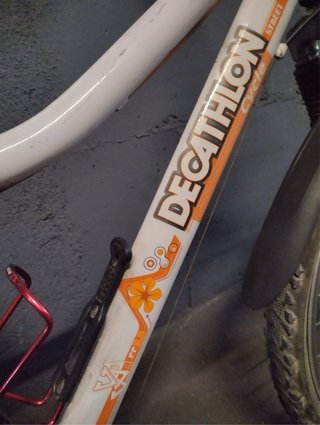 Bicicleta Decathlon Blanca y Naranja