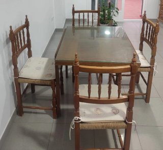 Mesa extensible de comedor de madera y cristal