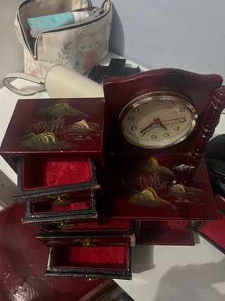 Joyero antiguo con reloj