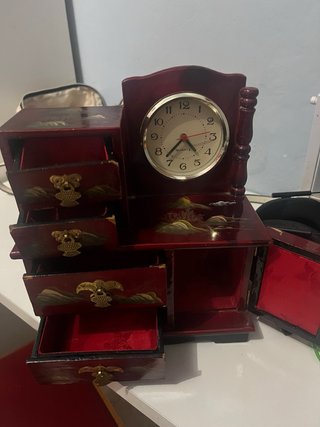 Joyero antiguo con reloj